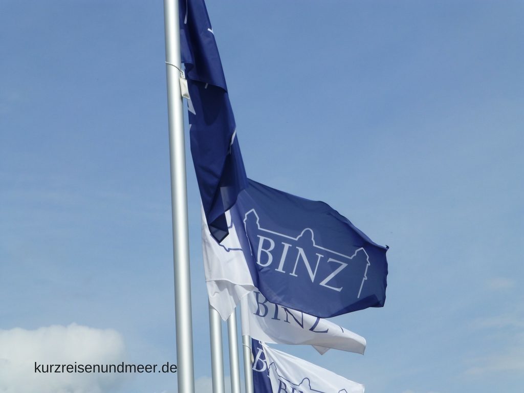 Das Bild zeigt eine Fahne mit den Worten Binz