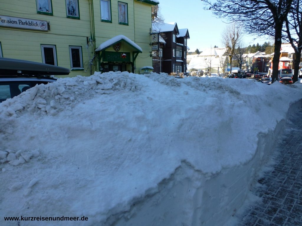 Das Bild zeigt wie hoch der Schnee in Braunlage (Harz) liegt.