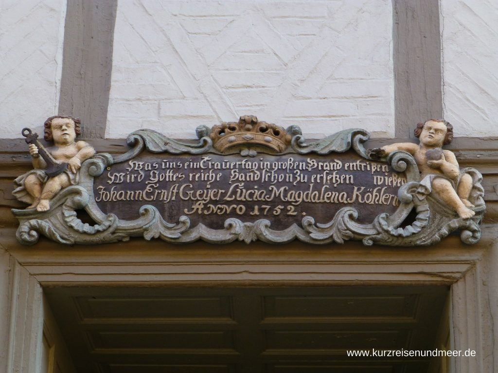 Das Bild zeigt eine Türüberschrift eines Hauses in Wernigerode im Harz.