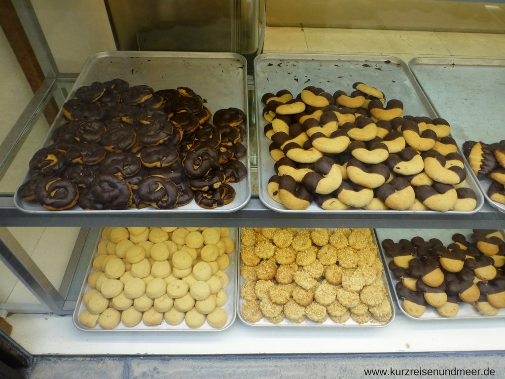 Schaufenster mit verschiedenen Kekssorten in San Sebastian