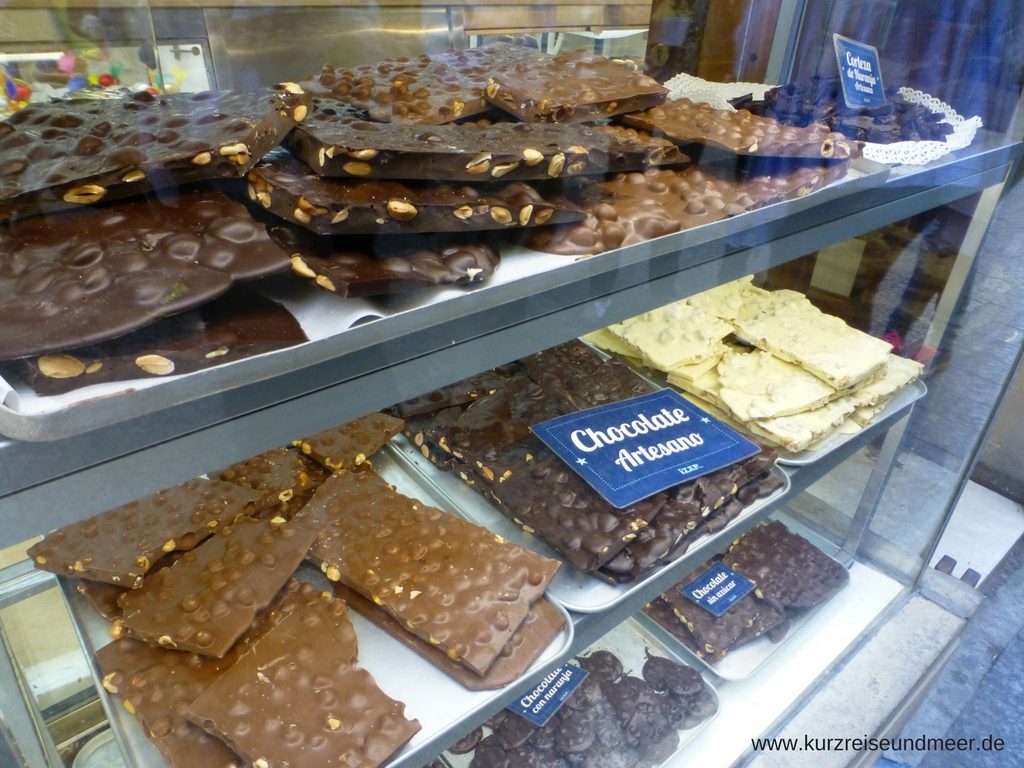 Verschiedene Schokoladen mit Nüssen in einem Schaufesnter von Donostia San Sebastian