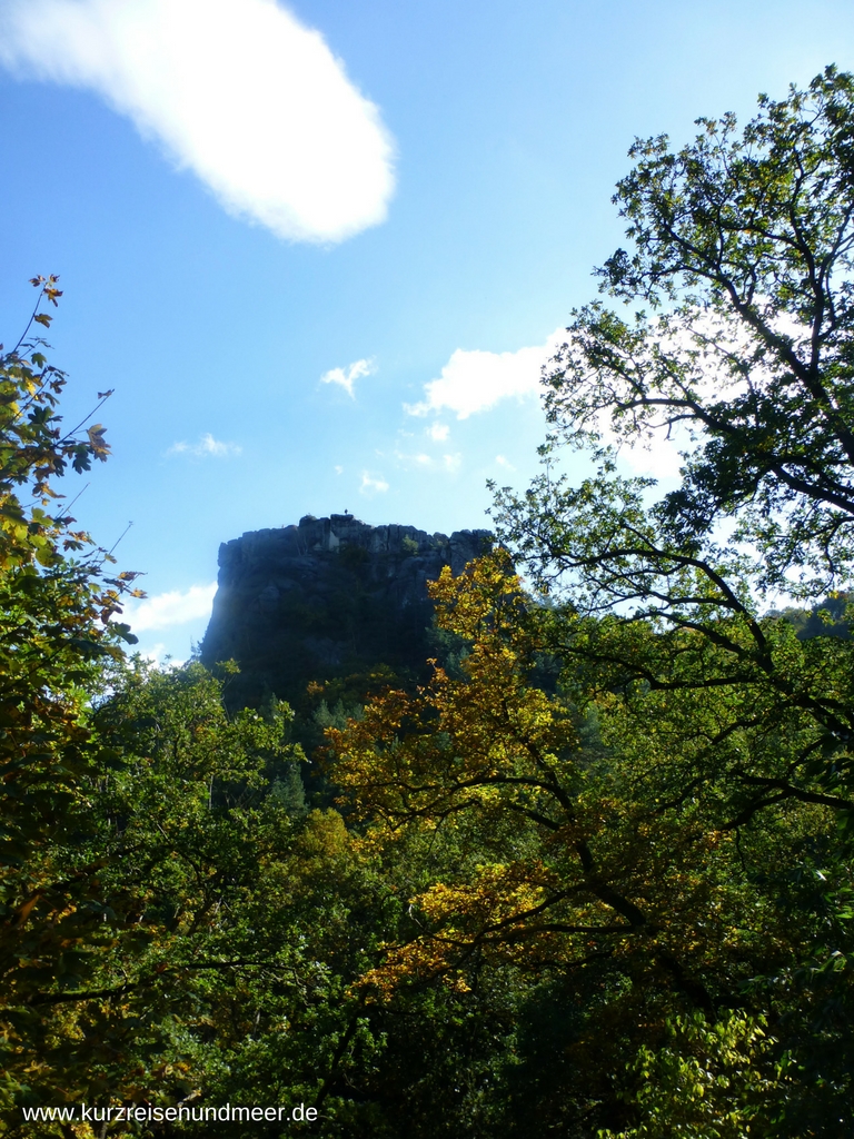 Auch vom Wanderweg aus, sieht die Burgruine Regenstein sehr beeindruckend aus
