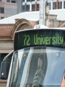 Die Tram 72, die das Bild zeigt, fahrt zur Universität
