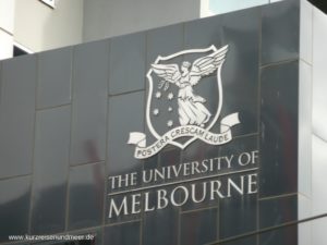 Das Logo der University of Melbourne findet man an vielen Gebäuden auf dem Campus