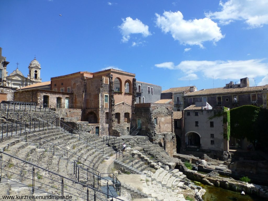 Das Römische Theater von Catania ist von Wohnbauten umgeben