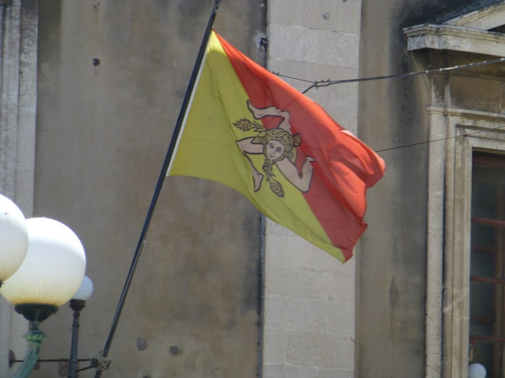 Flagge mit der Trinacira, dem Symbol für Sizilien