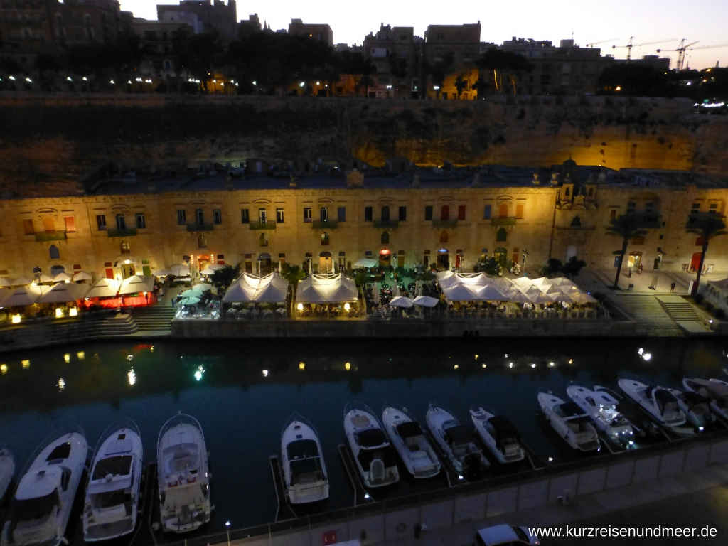 Abendliche Stimmung im Hafen von Valletta
