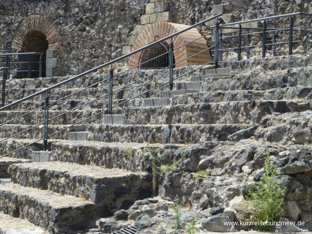 Die Zuschauerränge im Römischen Theater in Catania sind aus Lava erbaut