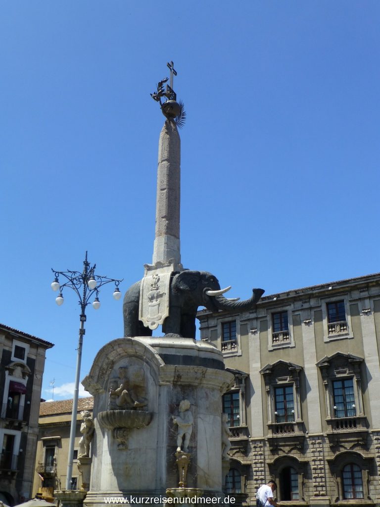 Der schwarze Elefant mit dem Obelisken und dem Kreuz der heiligen Agatha
