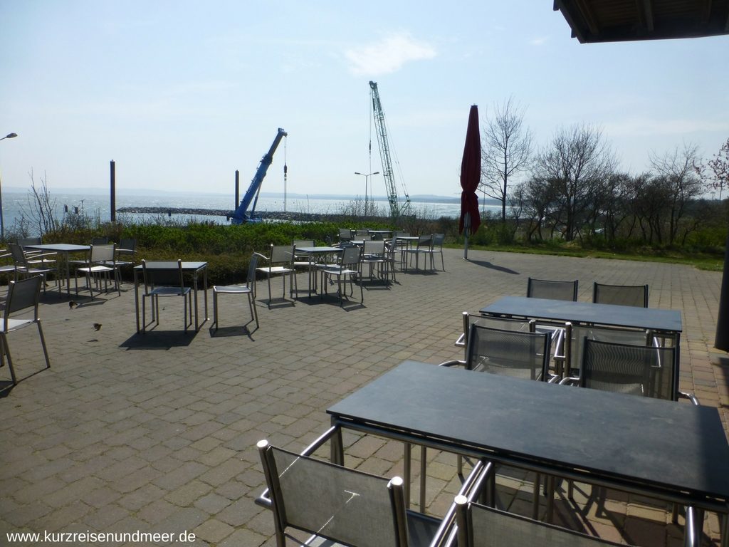 Endlich Ruhe: Im Außenbereich der Bäckerei Peters in neu-Mukran schaut man auf die Ostsee und den Fährhafen von Sassnitz